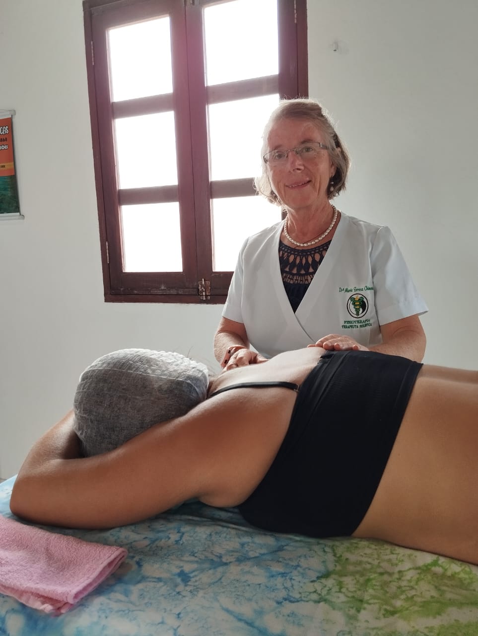 Teresa realizando atendimento fisioterapêutico individual