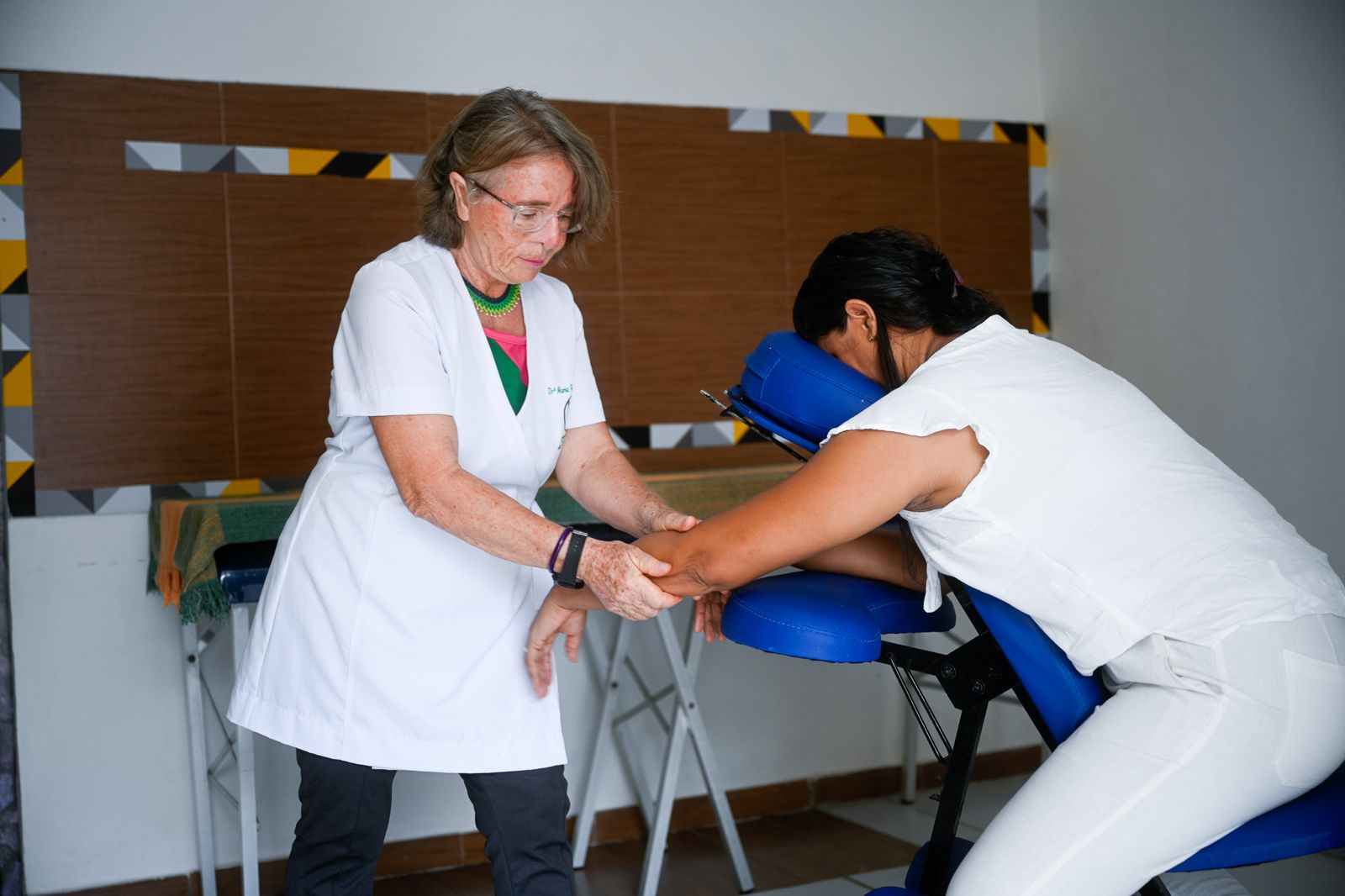 Teresa Chimento demonstrando uma técnica de Massagem Quick em cadeira