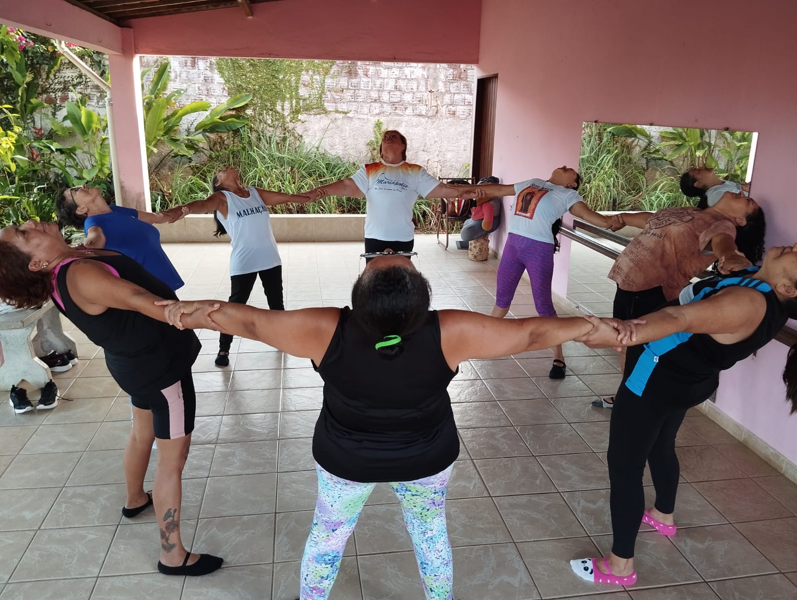 Atividade de movimento em grupo conduzida por Teresa