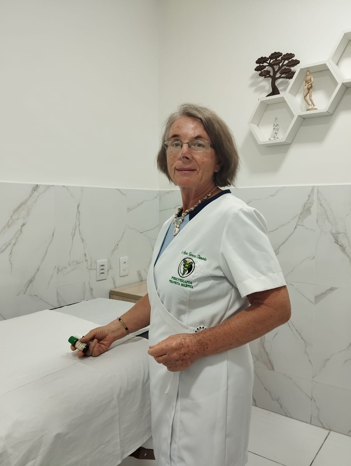 Teresa Chimento em seu espaço de atendimento